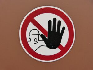 夏服の収納で気をつけるべき注意点は？