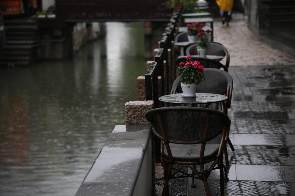 衣替えを雨の日に避ける理由とは？
